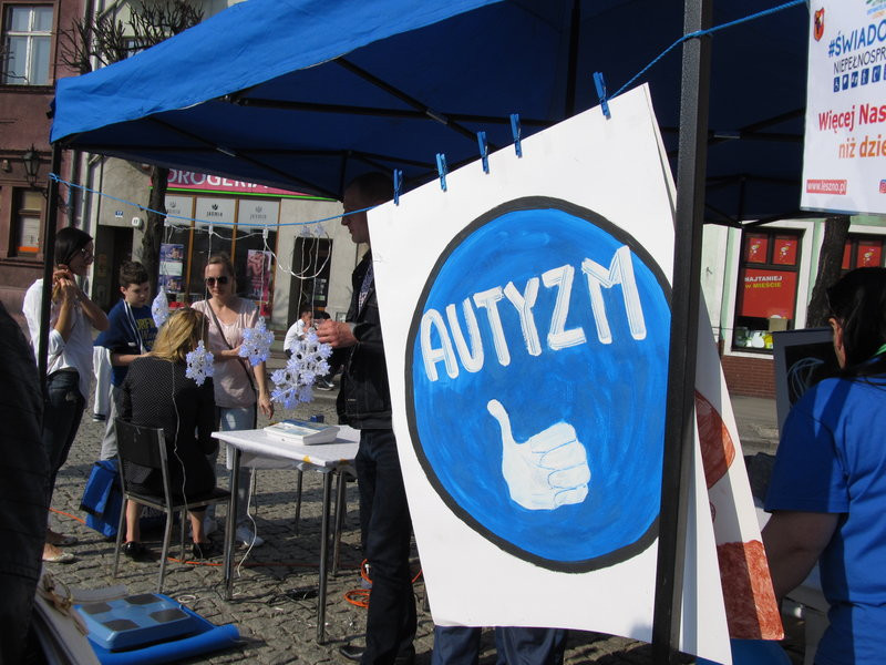 Niebieski dzień dla autyzmu (zdjęcia)