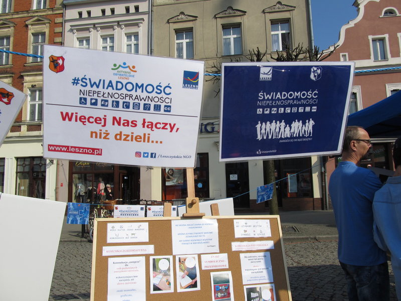 Niebieski dzień dla autyzmu (zdjęcia)