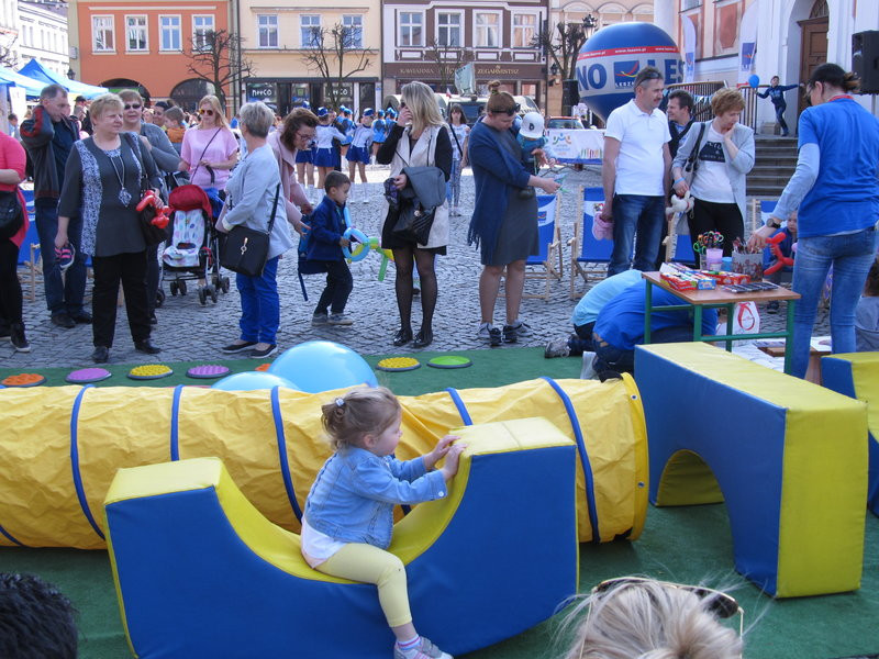 Niebieski dzień dla autyzmu (zdjęcia)