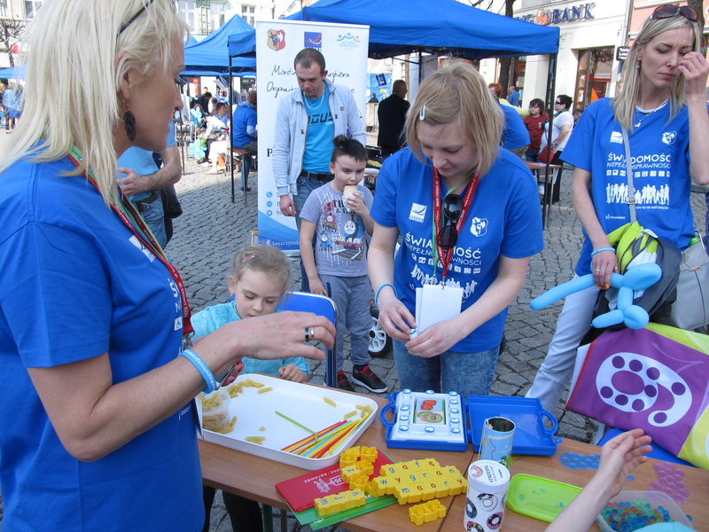 Niebieski dzień dla autyzmu (zdjęcia)