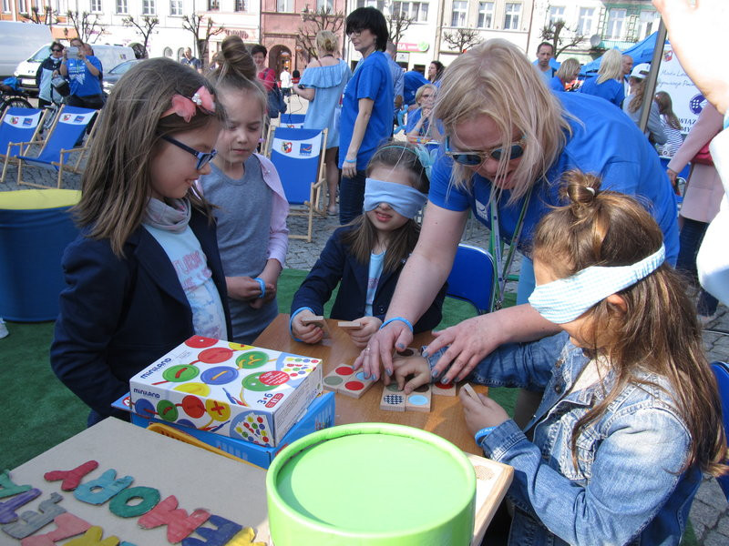 Niebieski dzień dla autyzmu (zdjęcia)