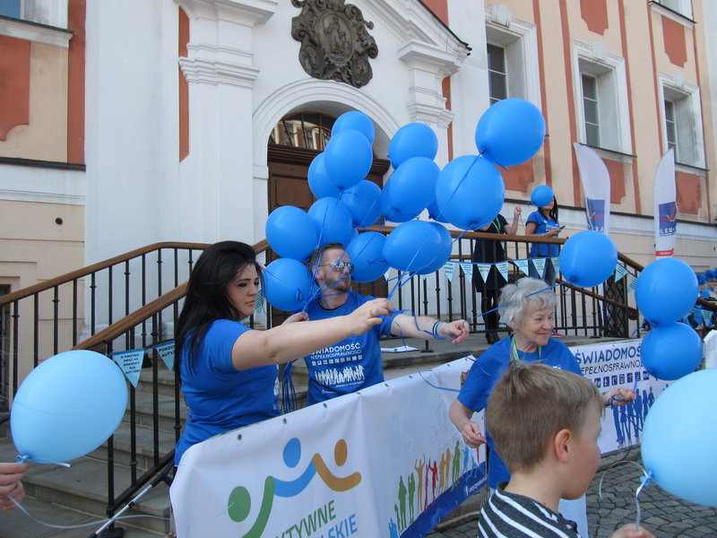 Niebieski dzień dla autyzmu (zdjęcia)