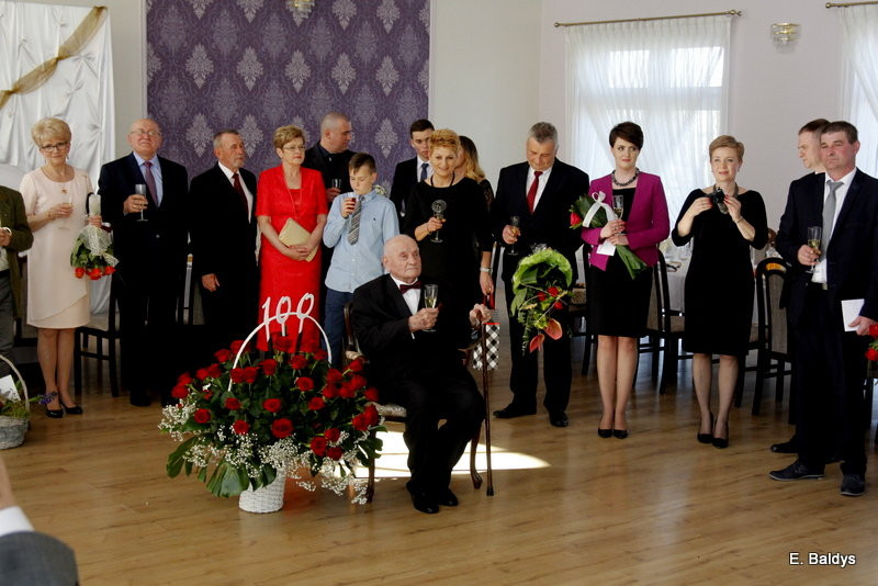 Świętował swoje 100 urodziny (kilka zdjęć)