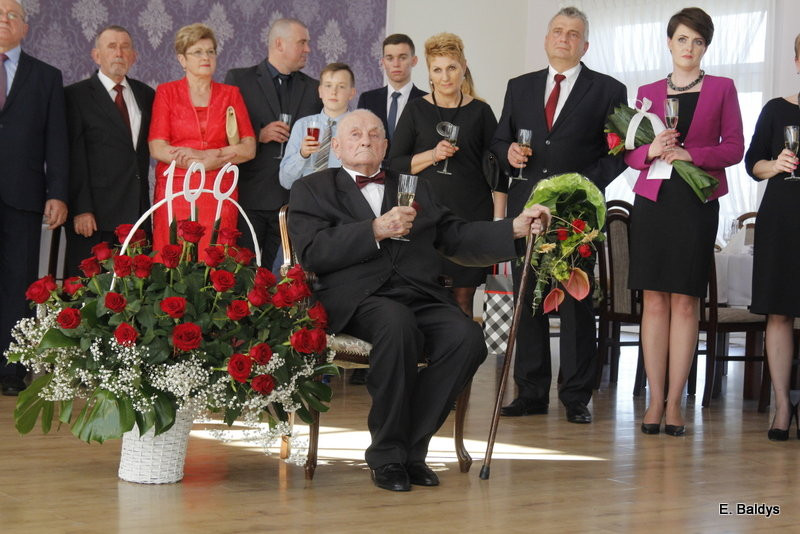 Świętował swoje 100 urodziny (kilka zdjęć)