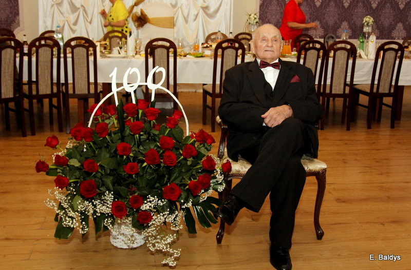 Świętował swoje 100 urodziny (kilka zdjęć)