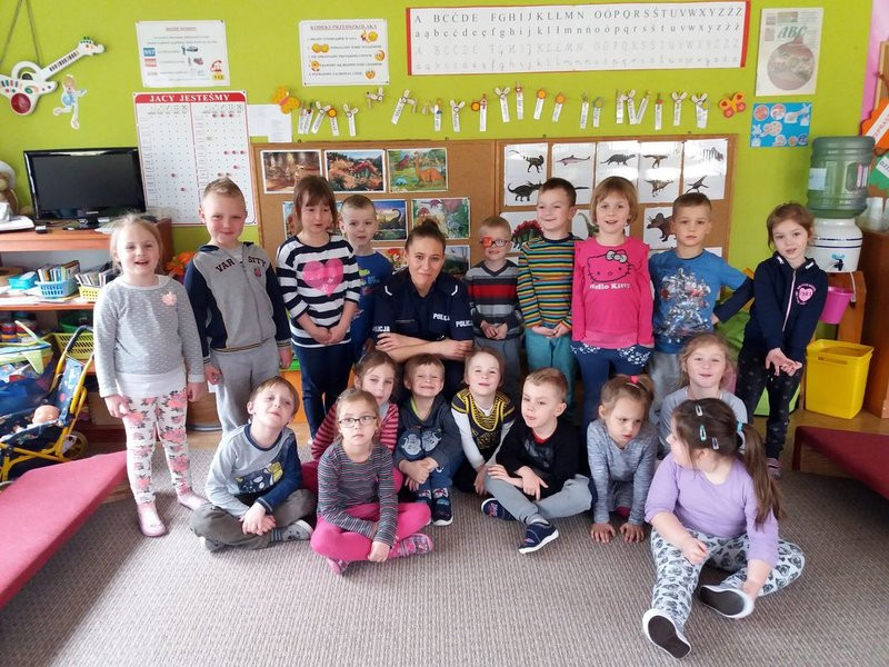 Policja czyta dzieciom (zdjęcia)