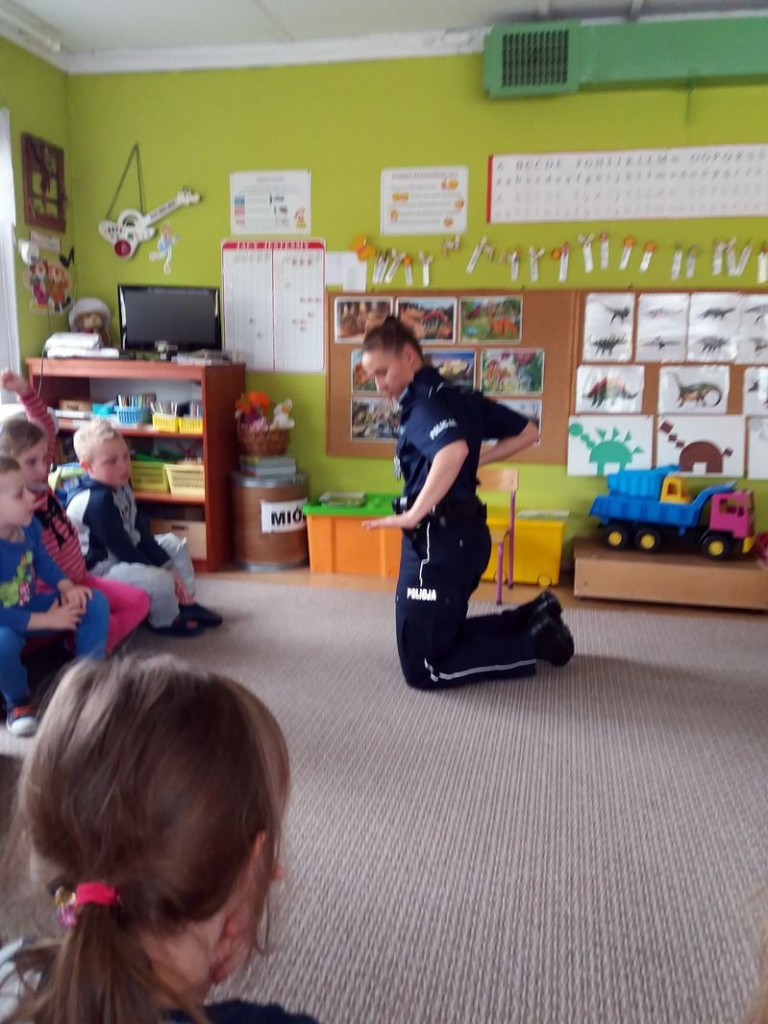 Policja czyta dzieciom (zdjęcia)