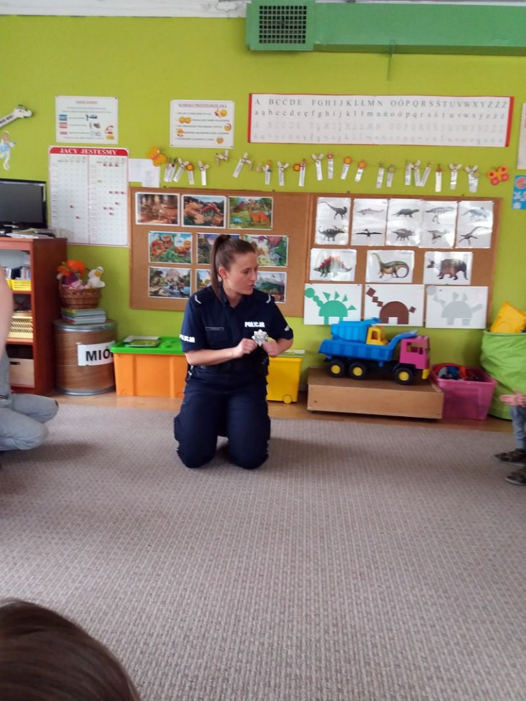 Policja czyta dzieciom (zdjęcia)