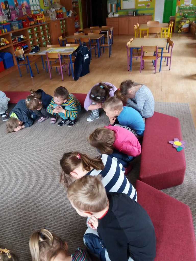 Policja czyta dzieciom (zdjęcia)