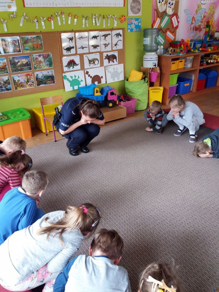 Policja czyta dzieciom (zdjęcia)