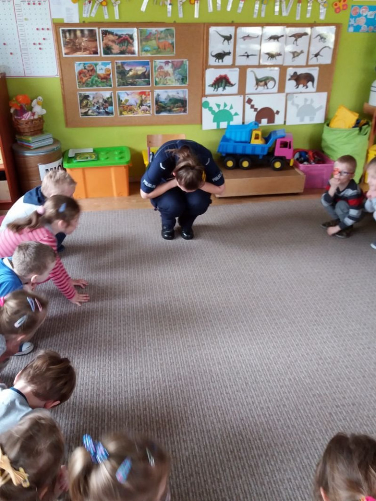 Policja czyta dzieciom (zdjęcia)