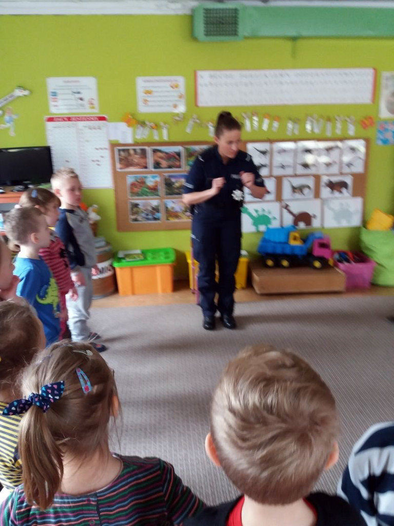 Policja czyta dzieciom (zdjęcia)