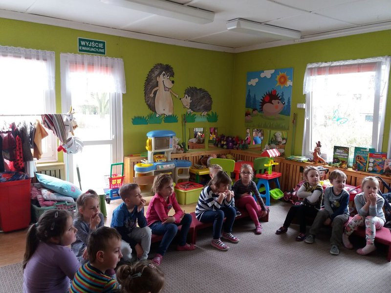 Policja czyta dzieciom (zdjęcia)