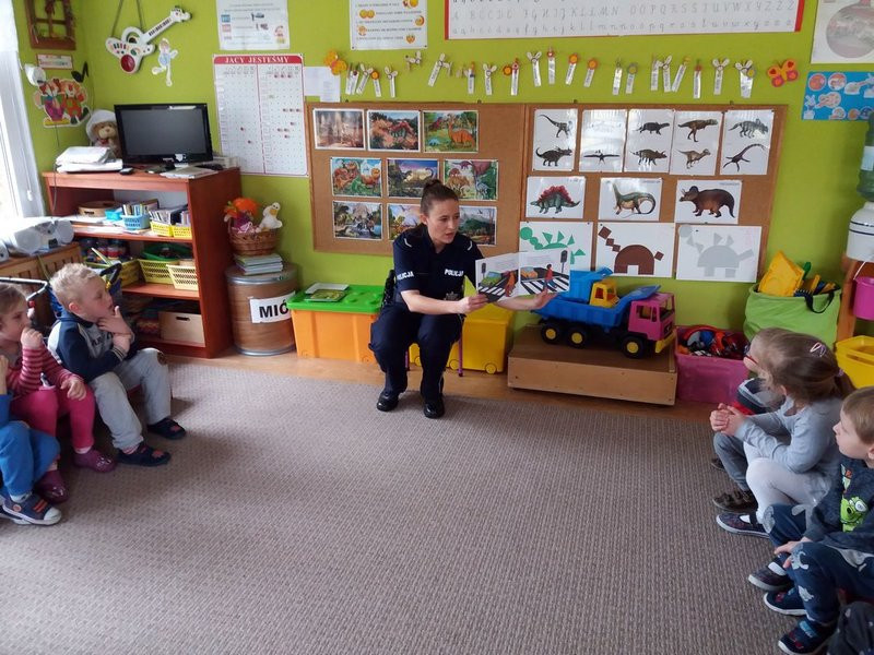 Policja czyta dzieciom (zdjęcia)