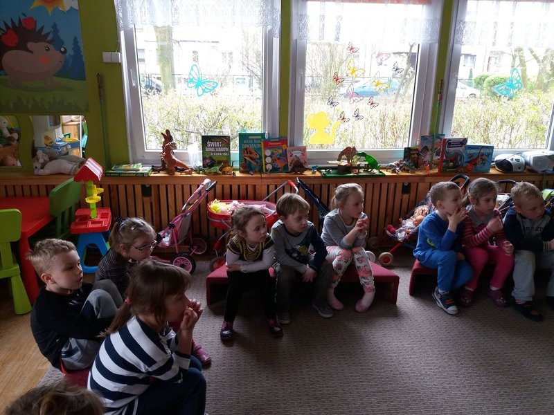 Policja czyta dzieciom (zdjęcia)