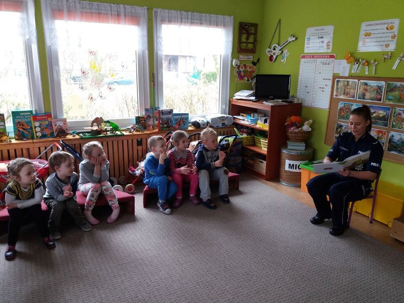 Policja czyta dzieciom (zdjęcia)