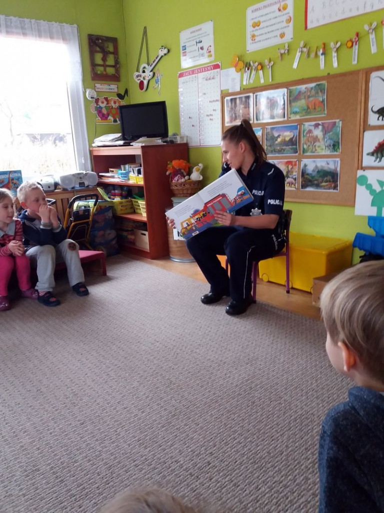 Policja czyta dzieciom (zdjęcia)