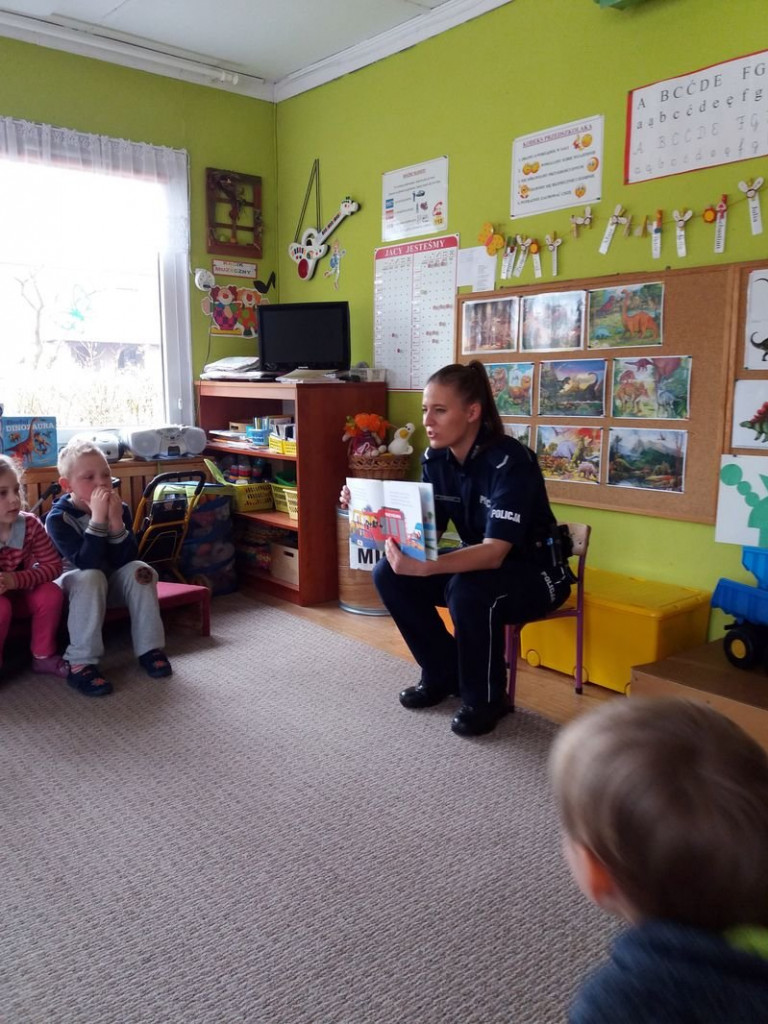 Policja czyta dzieciom (zdjęcia)