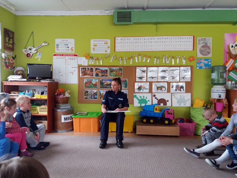 Policja czyta dzieciom (zdjęcia)