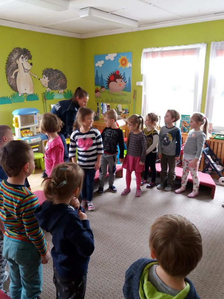 Policja czyta dzieciom (zdjęcia)