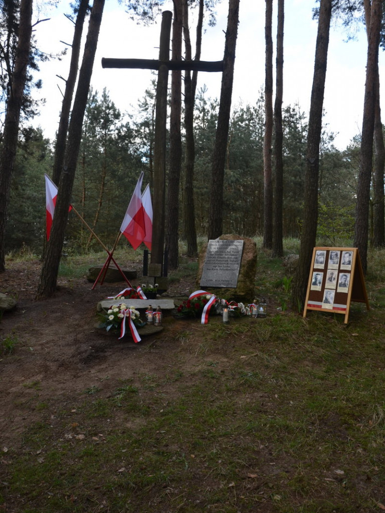 Hołd pomordowanym w Katyniu (zdjęcia)