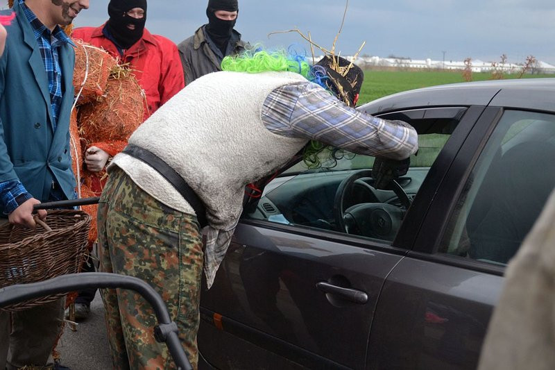 Brylewo opanowali przebierańcy (zdjęcia)