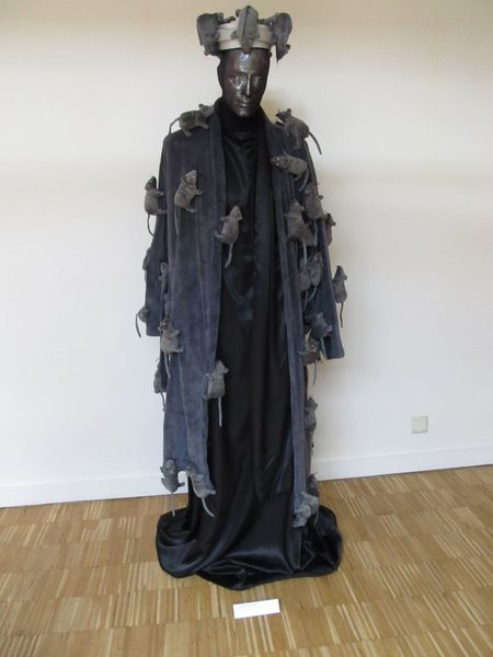 Do przymiarki kostium króla (zdjęcia)