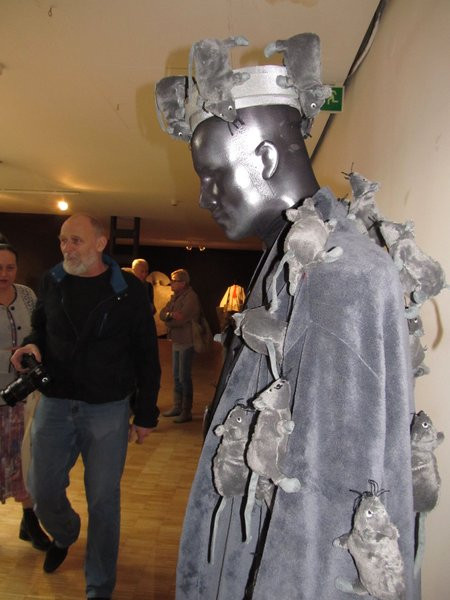 Do przymiarki kostium króla (zdjęcia)