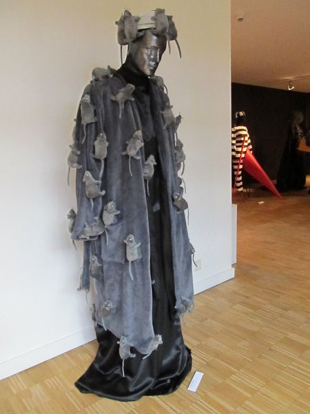 Do przymiarki kostium króla (zdjęcia)