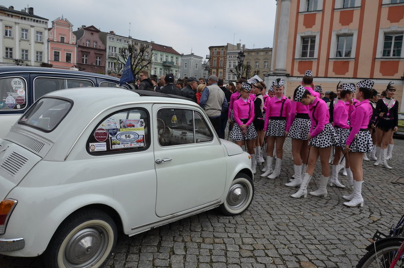 Czar dawnej motoryzacji na leszczyńskim rynku (zdjęcia)