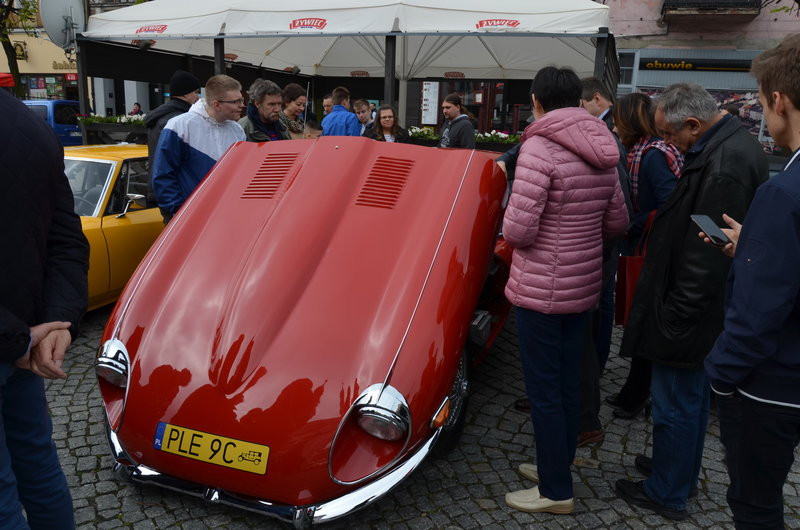 Czar dawnej motoryzacji na leszczyńskim rynku (zdjęcia)