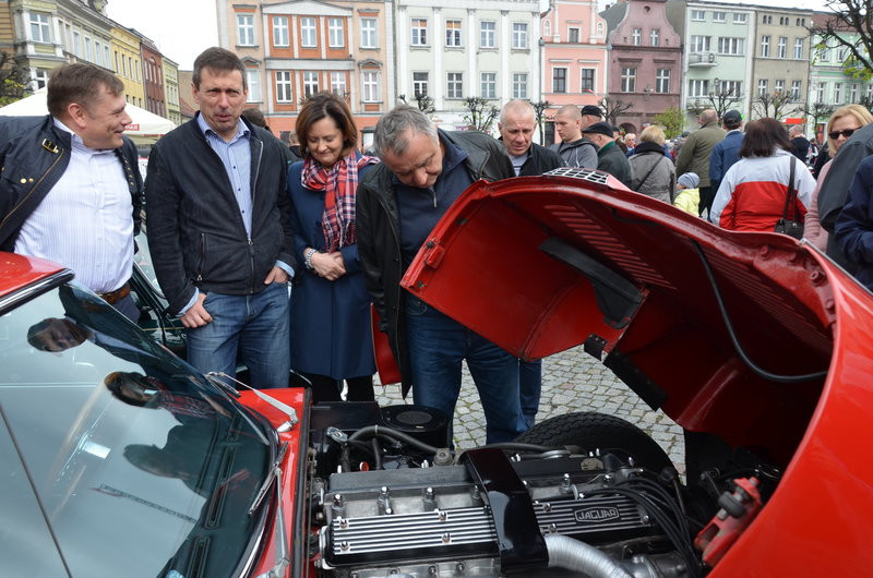 Czar dawnej motoryzacji na leszczyńskim rynku (zdjęcia)