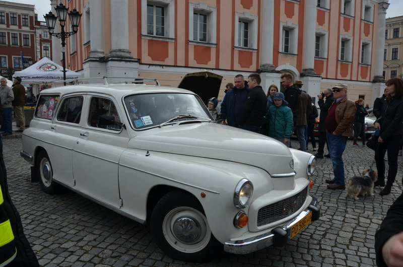 Czar dawnej motoryzacji na leszczyńskim rynku (zdjęcia)