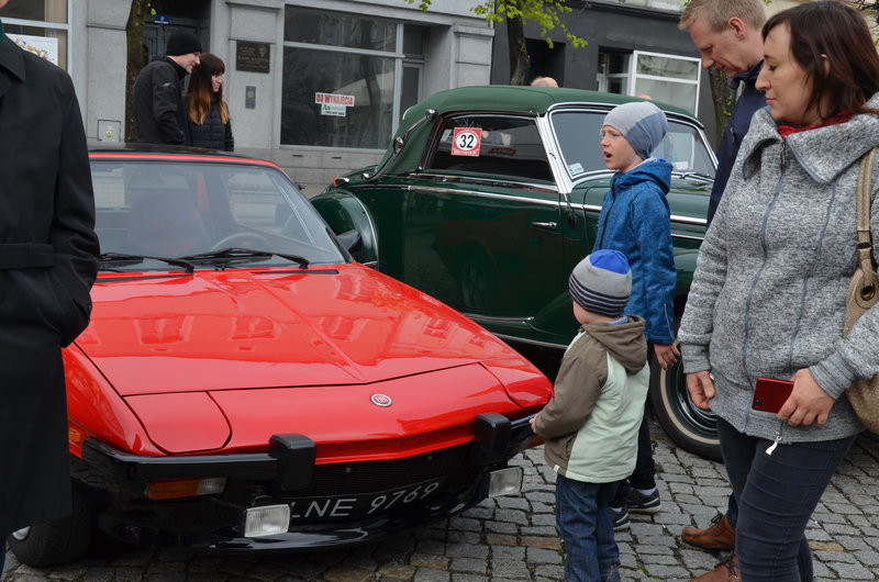 Czar dawnej motoryzacji na leszczyńskim rynku (zdjęcia)