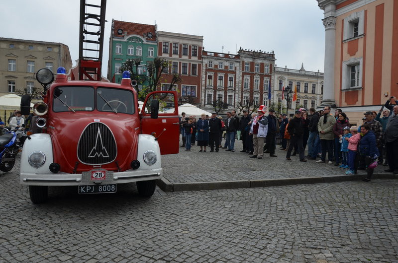 Czar dawnej motoryzacji na leszczyńskim rynku (zdjęcia)