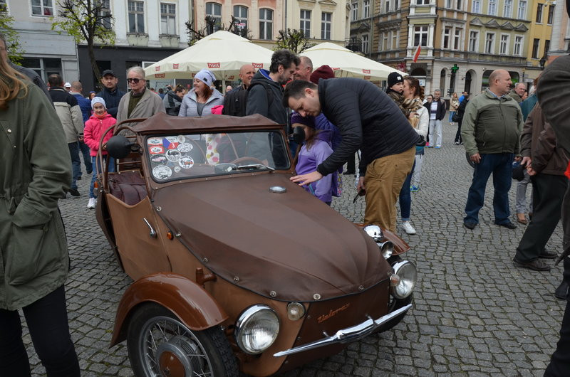 Czar dawnej motoryzacji na leszczyńskim rynku (zdjęcia)