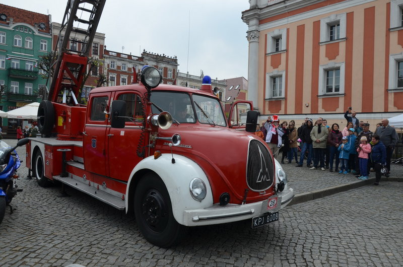 Czar dawnej motoryzacji na leszczyńskim rynku (zdjęcia)