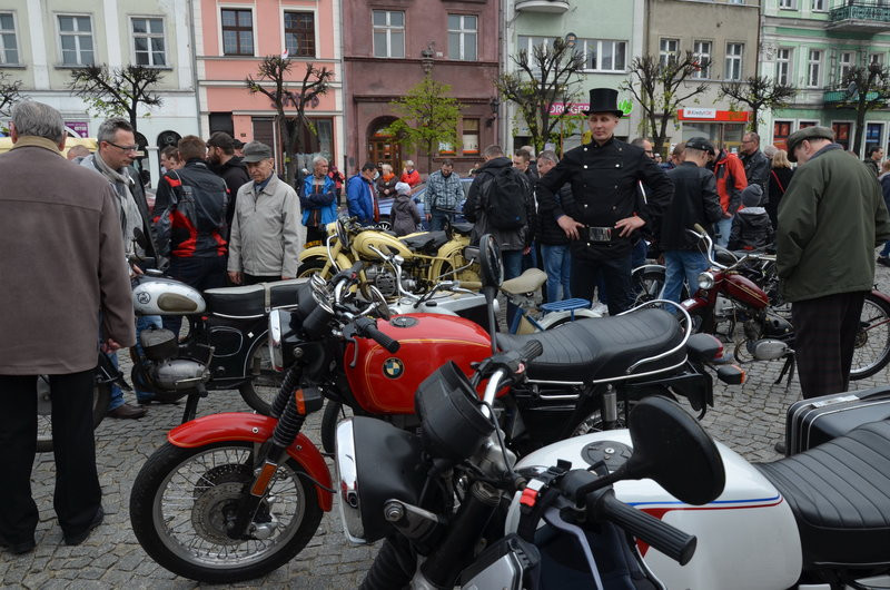 Czar dawnej motoryzacji na leszczyńskim rynku (zdjęcia)