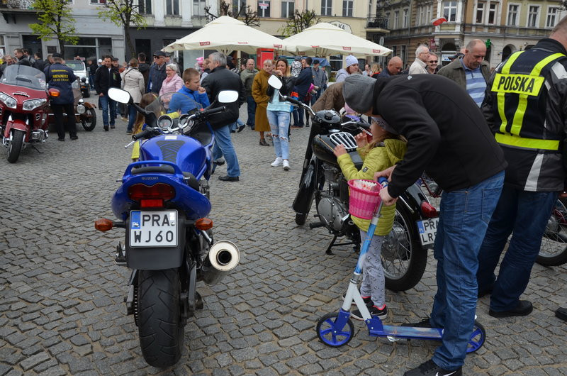 Czar dawnej motoryzacji na leszczyńskim rynku (zdjęcia)