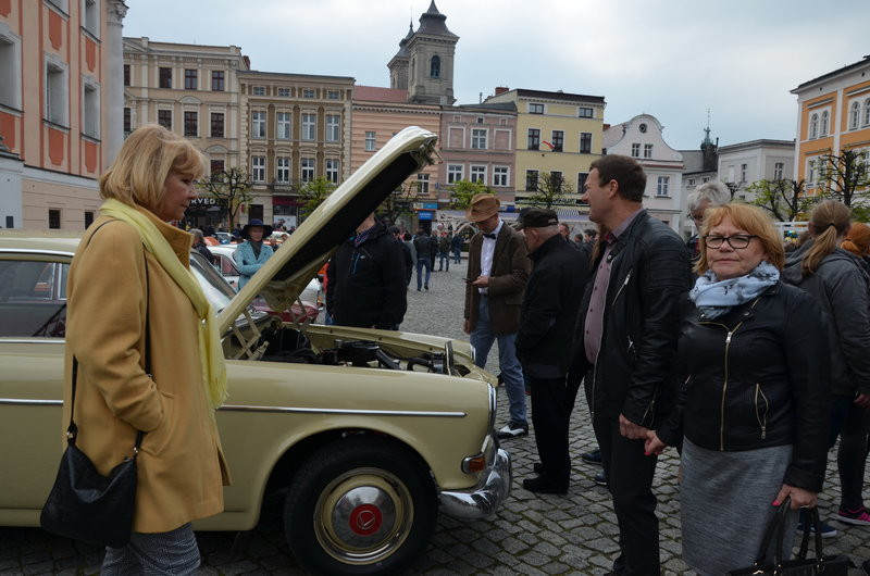 Czar dawnej motoryzacji na leszczyńskim rynku (zdjęcia)