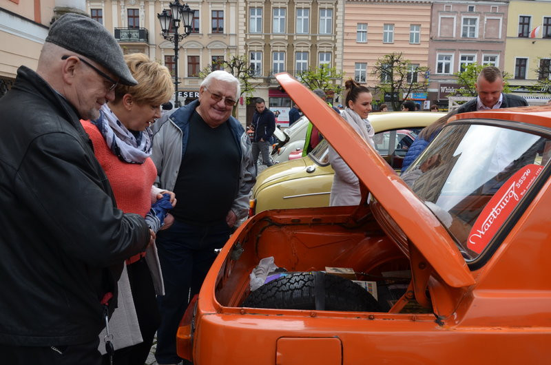 Czar dawnej motoryzacji na leszczyńskim rynku (zdjęcia)