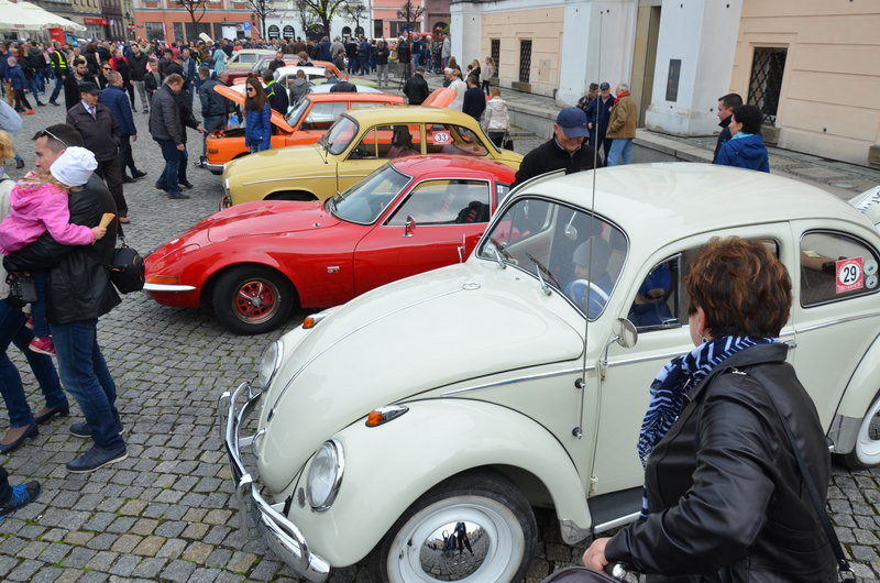 Czar dawnej motoryzacji na leszczyńskim rynku (zdjęcia)