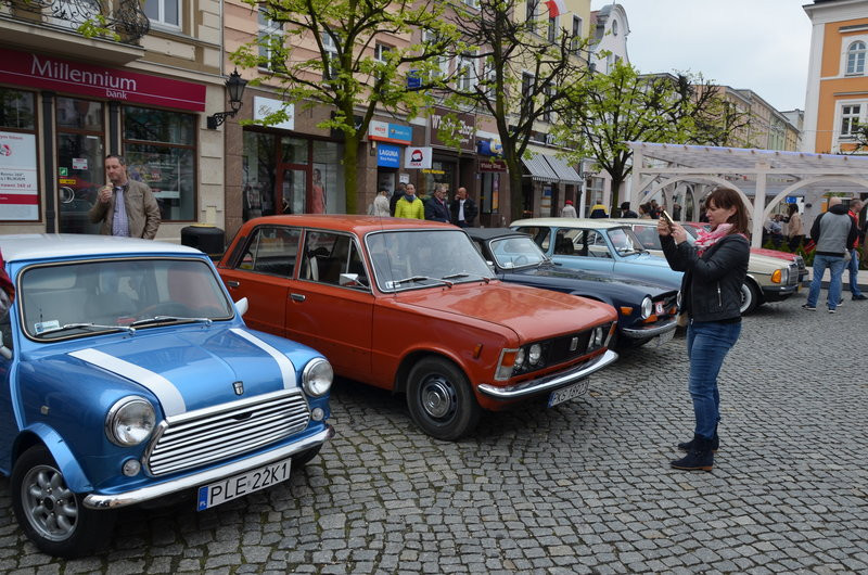 Czar dawnej motoryzacji na leszczyńskim rynku (zdjęcia)