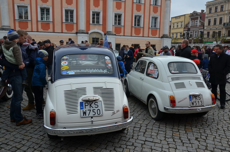 Czar dawnej motoryzacji na leszczyńskim rynku (zdjęcia)
