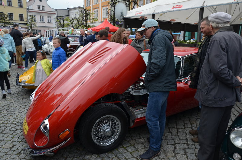 Czar dawnej motoryzacji na leszczyńskim rynku (zdjęcia)