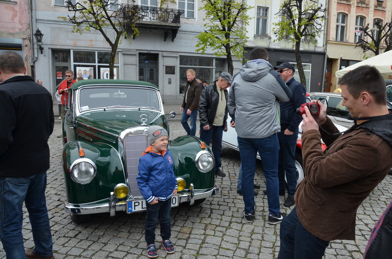 Czar dawnej motoryzacji na leszczyńskim rynku (zdjęcia)