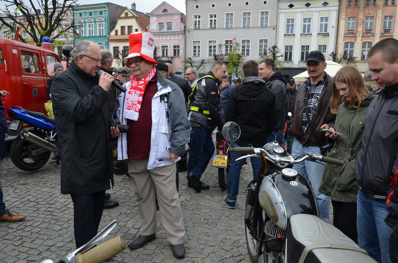 Czar dawnej motoryzacji na leszczyńskim rynku (zdjęcia)