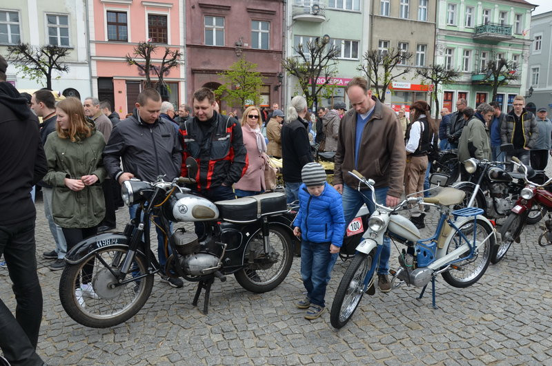 Czar dawnej motoryzacji na leszczyńskim rynku (zdjęcia)