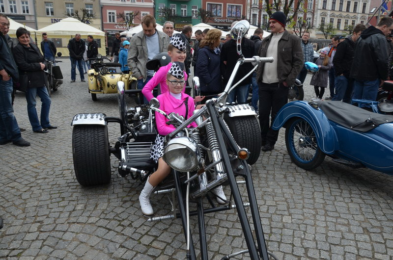 Czar dawnej motoryzacji na leszczyńskim rynku (zdjęcia)
