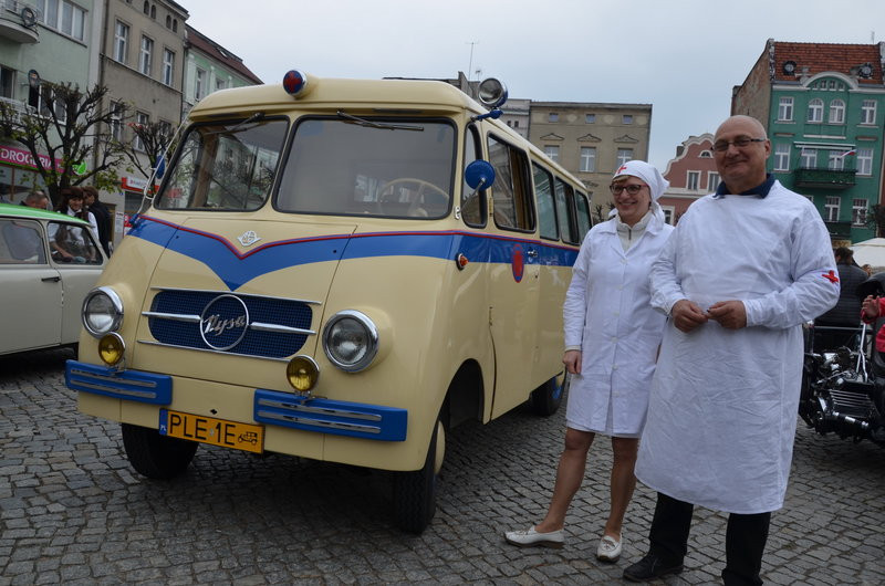 Czar dawnej motoryzacji na leszczyńskim rynku (zdjęcia)